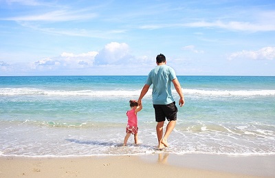 partnerschaft, vater mit kind am strand, elitepartner studie